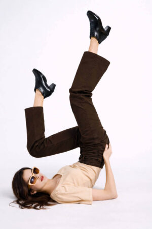 pantalon de gabardina mujer con bolsillos marron oscuro con tu propia marca