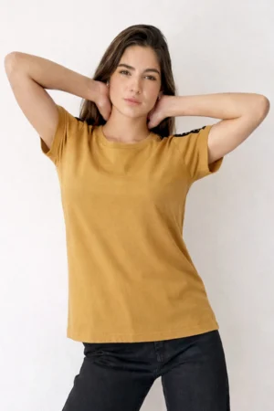 remera premium de algodon con aplique de cuero y tachas