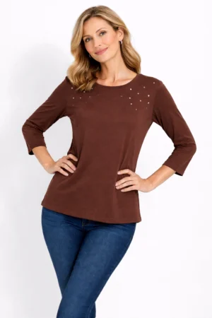 remera con tachas en el hombro 2